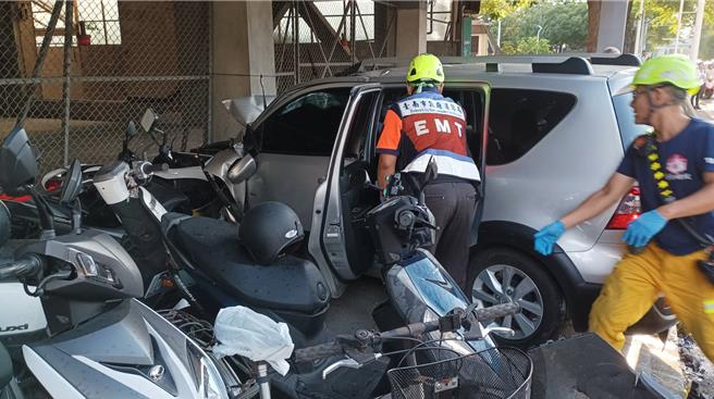 成功大学女职员疑癫痫发作，12日驾车酿1死4伤事故，驾照也面临遭监理机关强制收回。(读者提供／曹婷婷台南传真)