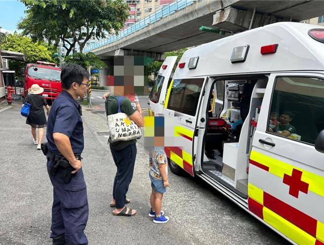 員警協助黃姓父子上救護車，送往三軍總醫院治療。（翻攝照片／林郁平台北傳真））