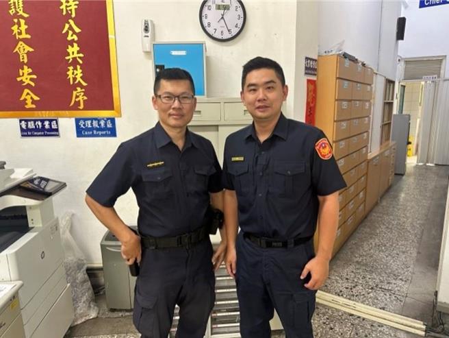 大湖派出所所長李弘翔(右)、警員王勇智(左)協助男童送醫。（翻攝照片／林郁平台北傳真））