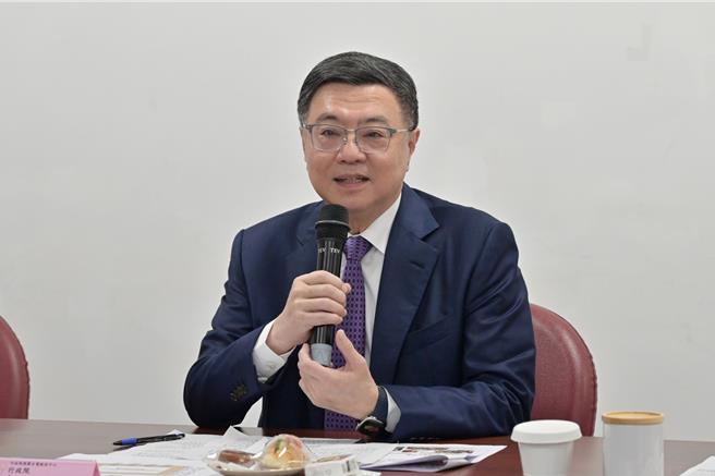 行政院长卓荣泰今访视台电职场互助教保服务中心，他表示，「0-6岁国家一起养」明年度总预算大幅提升至1082亿元，盼减轻家长育儿负担。（行政院提供）