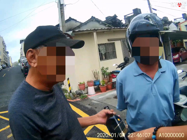 许男与友人当日上午于摊贩处饮用药酒后，双载欲返家准备午餐，却在行经发祥街转弯时因不胜酒力，撞上反光镜。（图警方提供／简铭柱翻摄）