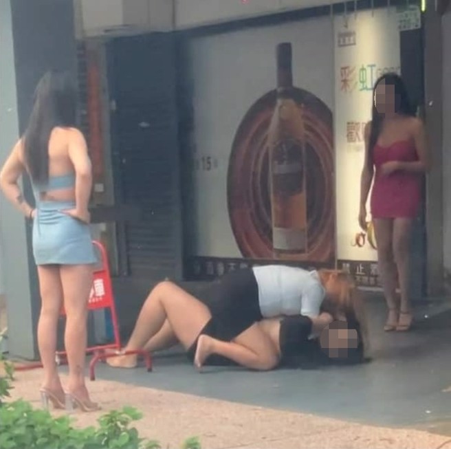酒吧同事纠纷在骑楼互殴，两名短裙妹其实身分都是男性。（翻摄爆料公社）