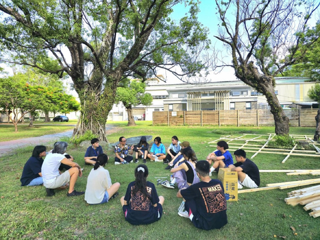 香港建築師Thomas帶領組員在設置基地討論。(照片/教育部提供)