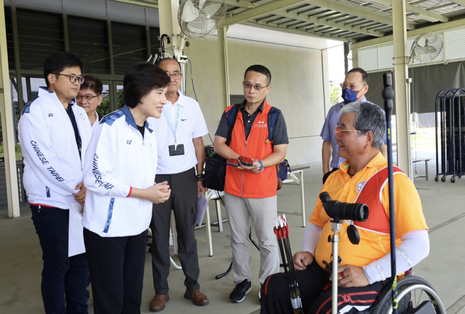 鄭麗君副院長到國家運動訓練中心為帕運選手加油打氣，左為行政院鄭麗君副院長，右為射箭曾隆煇選手。(照片/教育部體育署提供)