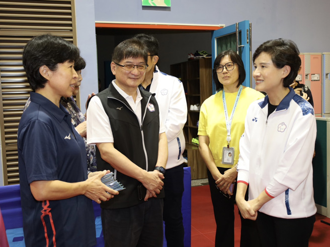 各代表隊已做好準備，迎接巴黎帕運的挑戰，右1為行政院鄭麗文副院長，左2為體育署洪志昌副署長。(照片/教育部體育署提供)