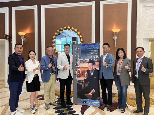 有「台湾首席拍卖官」之称的陆洁民13日受台中市建筑经营协会邀请，以「艺海星灯30年」为题，在大师讲座活动中分享一路走来、优游于艺海的心路歷程。（林欣仪摄）