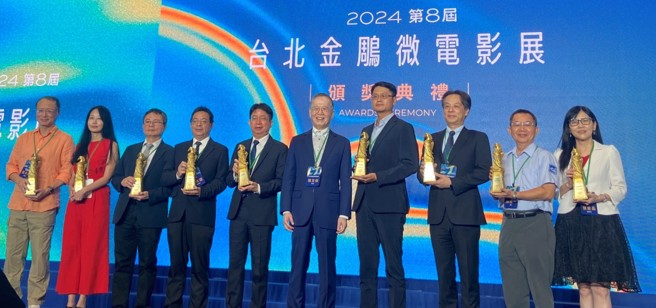 最佳社会共融微电影金奖大合照。(照片/新北市政府教育局提供)