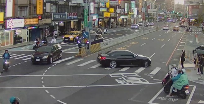 积穗派出所员警许育豪在执行交通整顿勤务时，于中山路三段某知名购物中心前，发现一辆双BMW车违规迴转。（图／简铭柱翻摄）