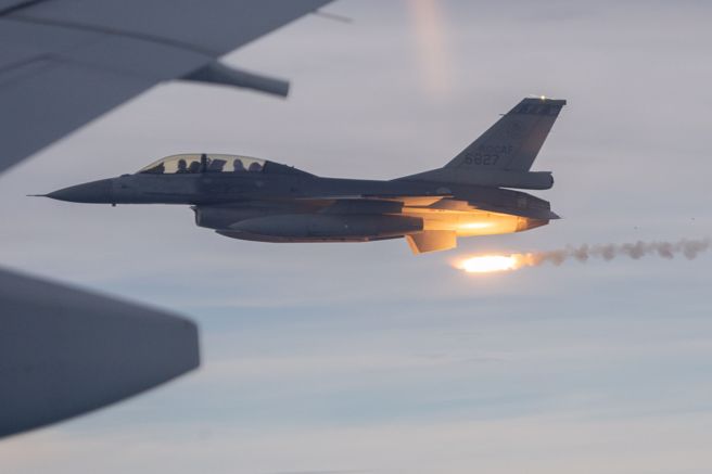 F16伴飞，护奥运中华队回台。（杜宜谙摄）