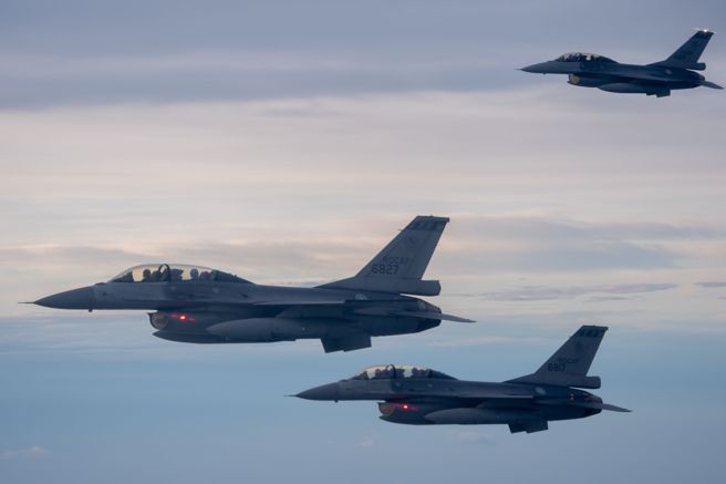 F16伴飞，护奥运中华队回台。（杜宜谙摄）