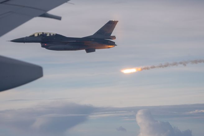 F16伴飞，护奥运中华队回台。（杜宜谙摄）