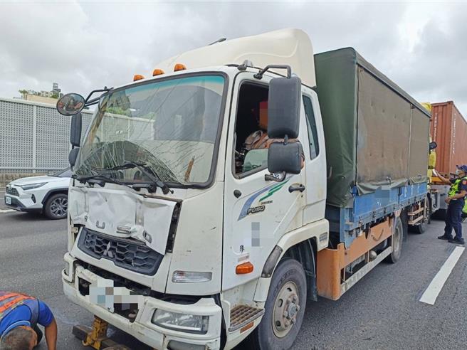 国道1号南向365.8公里九如路段于13日下午近3时发生一件3辆大型车的追撞事故，图为一辆大货车的车头毁损。（翻摄照片／林瑞益高雄传真）