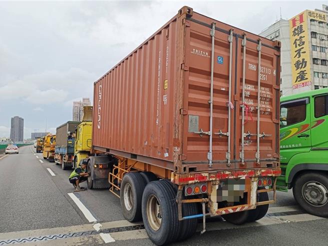 国道1号南向365.8公里九如路段于13日下午近3时发生一件3辆大型车的追撞事故，图为车祸现场。（翻摄照片／林瑞益高雄传真）