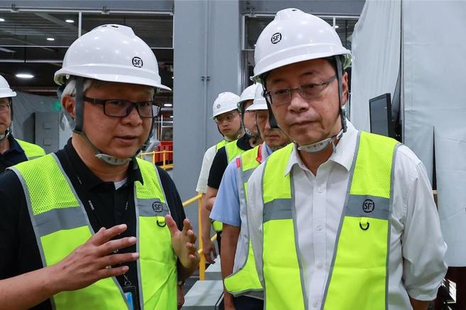 台湾顺丰总经理潘逸俊向桃园市长张善政说明全自动化分拣设备运作模式，大幅提升货件转运效率。图∕业者提供