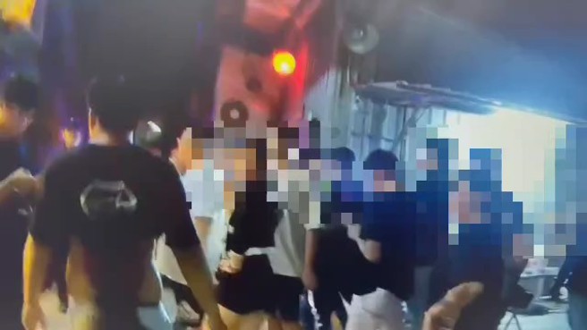 北投承德路六段一处神坛，10日凌晨1时许举行普渡法会，有天道盟背景的洪姓男子等11人，见蔡姓男子酒醉前来闹事，竟伙同其他友人痛殴蔡男以及随行友人，警方获报后将所有人带回警局。（图／李文正翻摄）