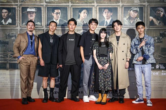 《聽海湧》主演周厚安（左起）、黃冠智、日本演員塚原大助、吳翰林、連俞涵、施名帥、朱宥丞，13日齊聚首映記者會。（公視提供）