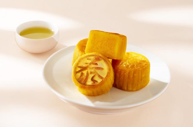 新光三越独家初登场，米其林三星陈泰荣港式奶黄月饼礼盒，推荐价2380元。（新光三越提供）