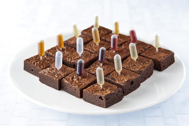 新光三越独家初登场，Miss V Bakery酒鬼布朗尼礼盒，推荐价1200元。（新光三越提供）