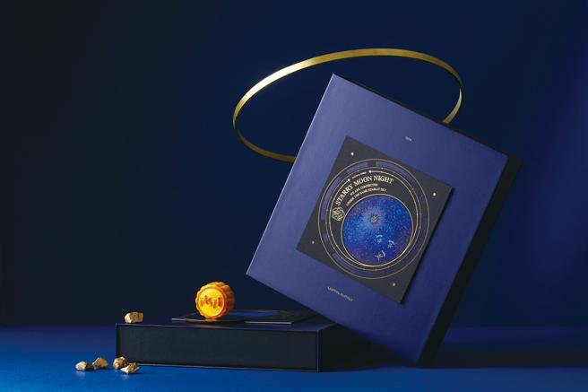 SOGO＋TASTE by MMHG X VWI by CHADWANG月映星夜联名月饼礼盒，2080元。（SOGO提供）