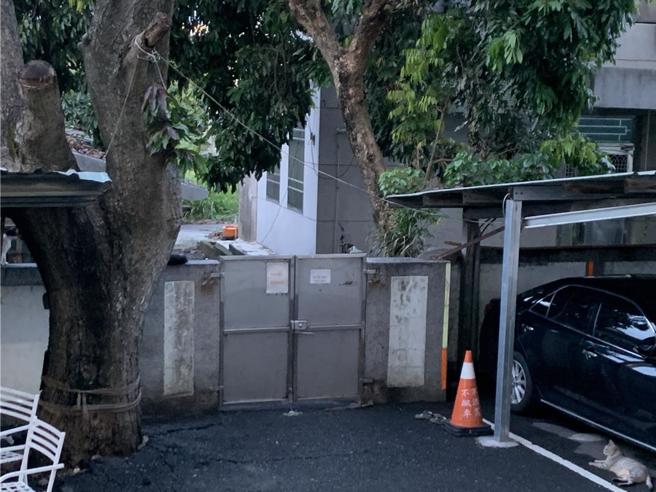 嫌犯被送到水上分局侦查队，却趁员警解开手铐时从后门逃跑。（吕妍庭摄）