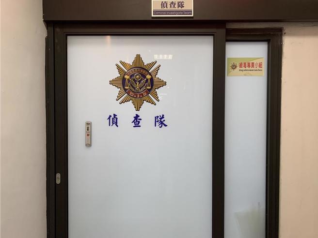 嫌犯被送到水上分局侦查队，却趁员警解开手铐时逃跑。（吕妍庭摄）