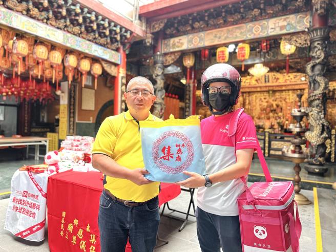foodpanda首度与木栅集应庙合作，透过pandago即时快递服务，让信眾祭祀后能轻松取回供品。（foodpanda提供）