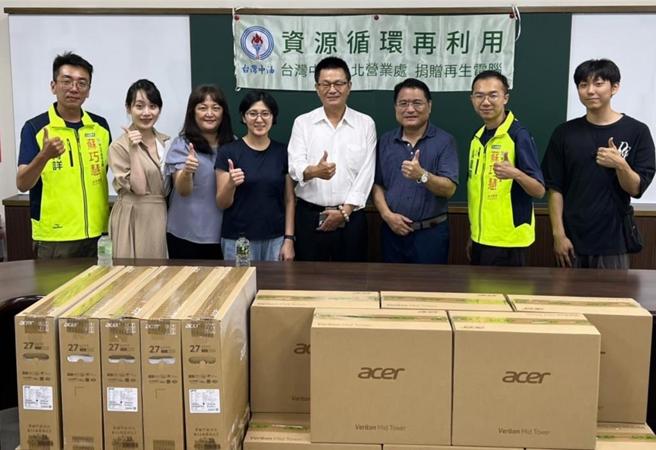 传递资源再利用、知识分享，中油台北营业处捐赠学校再生电脑。图／中油提供