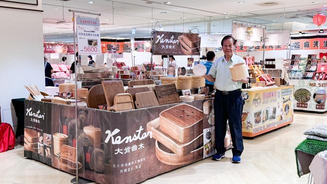 新竹SOGO「大肯曲木」60年老店檜木米桶。（SOGO提供）