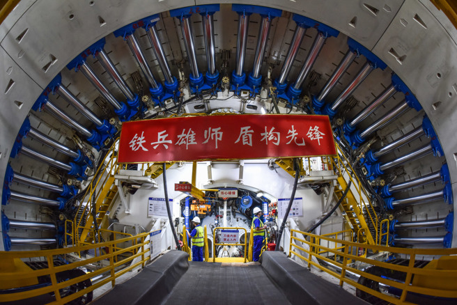 深江铁路珠江口隧道以超大直径盾构机「大湾区号」率先完成全部1468环的掘进任务。（图／新华社）