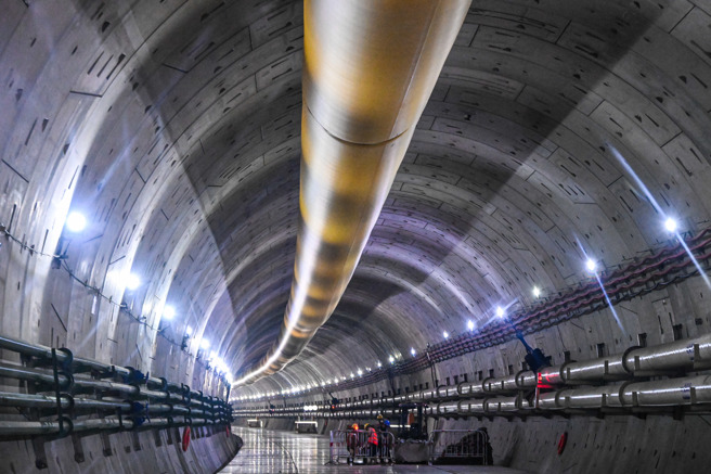 全长近3公里的珠江口隧道海底隧道最大埋深达115米，创下中国海底铁路隧道最深纪录。（图／新华社）