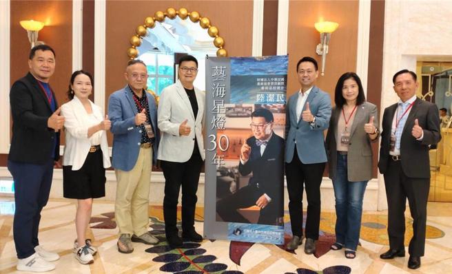 台中市建經協會13日下午的大師講座，邀請陸潔民（左四）以「藝海星燈30年」為題，分享這一路走來、優游藝海之間的心境。圖 ／曾麗芳