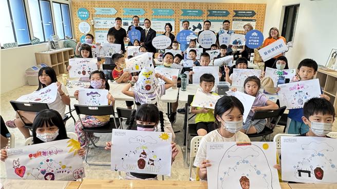 2024金门国际海洋艺术季将于10月盛大开幕，系列活动「艺术家纸雕工作坊」今日抢先登场，邀请40位地区学生与国内知名艺术家-成若涵(后排左四)面对面交流。(于家麒摄)