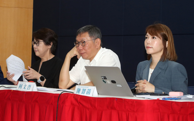 民眾党主席柯文哲2024总统选战「假帐」争议延烧，柯文哲(中)12日与时任竞总副总干事陈智菡(右)、时任竞总总干事黄珊珊(左)召开记者会释疑。但随着会计师端木正发声明反击，疑云似乎有愈演愈烈的趋势。（示意图／资料照／刘宗龙摄）