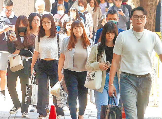 主计总处12日公布6月薪资统计，随着景气復甦，通膨趋缓，1～6月实质经常性薪资年增0.28％。图／本报资料照片