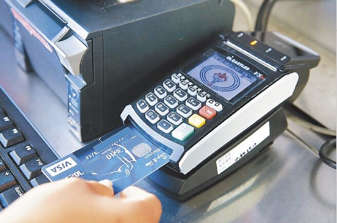 信用卡留客改打点数战，1点至少抵1元，四大发卡行都已打出自家特「点」。图／本报资料照片