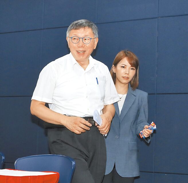 民眾黨主席柯文哲2024總統選戰「假帳」爭議延燒，柯文哲（左）12日舉行記者會自清。（資料照/劉宗龍攝）