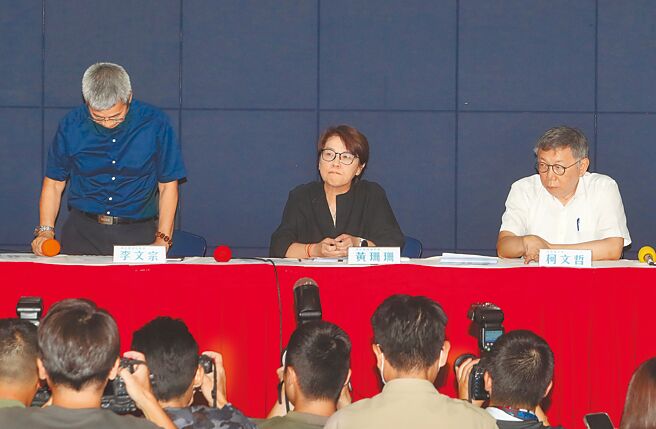 民眾党主席柯文哲政治献金风波扩大，柯文哲（右）12日与时任竞总财务长李文宗（左）和总干事黄珊珊（中）出面说明，李以未尽查核之责，鞠躬道歉。（刘宗龙摄）