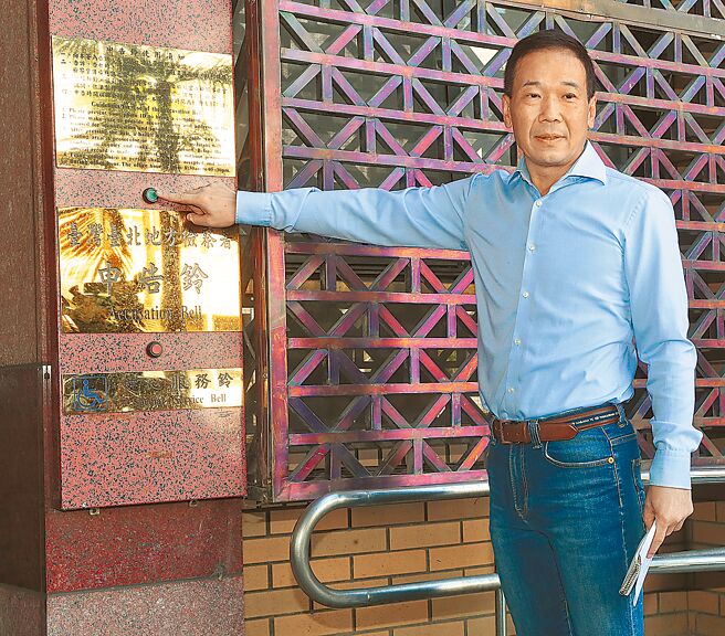 国民党台北市议员锺小平12日至台北地检署针对柯文哲夫妇以及负责签证查核的会计师端木正等人，告发背信等罪。（陈君玮摄）