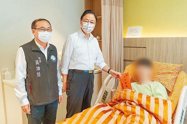 桃園市警楊梅分局陳姓偵查佐12日凌晨在新竹查案時，遭何姓通緝犯開槍擊中右後背，所幸無生命危險。桃園市長張善政（中）前往醫院探視，並致贈5萬元慰問金。（桃市府提供／呂筱蟬桃園傳真）