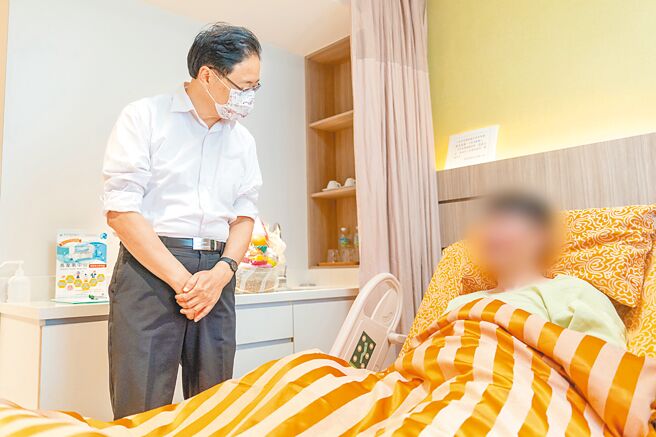 桃园市警杨梅分局陈姓侦查佐12日凌晨至新竹查案，遭何姓通缉犯开枪击中右后背，所幸无生命危险。桃园市长张善政（左）前往医院探视，并致赠5万元慰问金。（桃市府提供／吕筱蝉桃园传真）