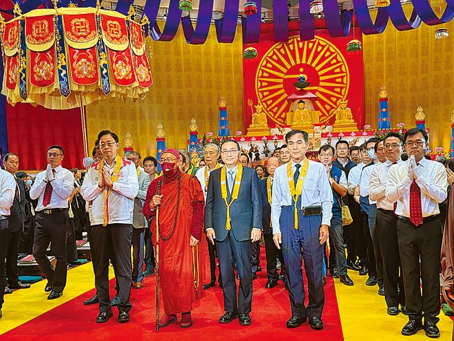 靈鷲山水陸空大法會12日晚間舉行「幽冥戒」儀式，新北市長侯友宜（前排右三）、桃園市長張善政（前排左一）都到場祈福，2人分別站在靈鷲山開山住持心道法師（前排左二）兩側。（蔡依珍攝）