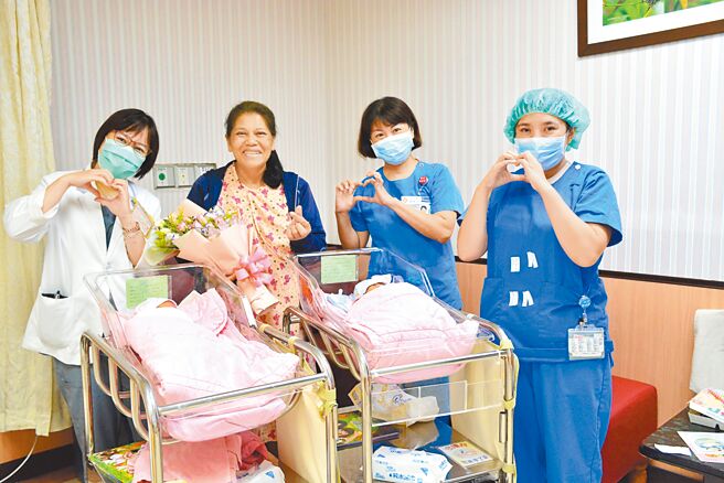 台東縣長濱鄉54歲方姓婦人（左二）剖腹產下一對龍鳳胎，希望能為其他女性帶來信心。（台東馬偕醫院提供／蕭嘉蕙台東傳真）