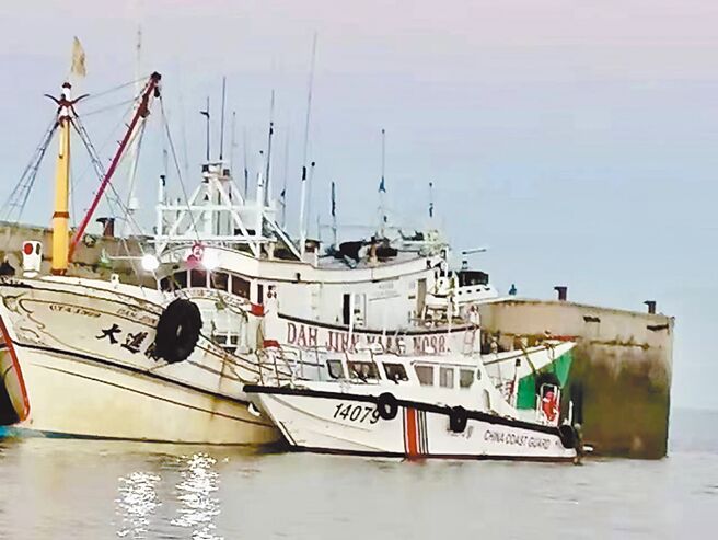 澎湖籍渔船大进满88号被大陆海警船扣留逾40天，大陆方面12日开放家属探视，并可望在13日先行释放除船长以外的丁姓台籍船员与3名印尼籍渔工。图为澎湖大进满88号。（本报资料照片）