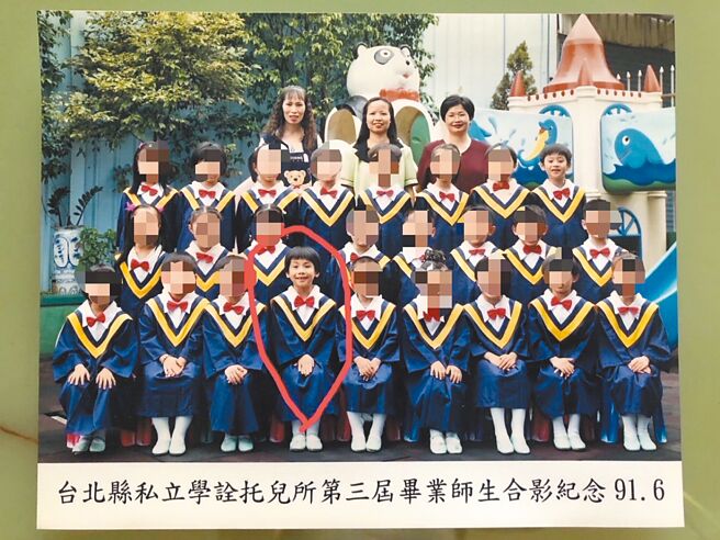 「台灣拳后」林郁婷（紅圈處）幼兒園時期的可愛照片首度曝光，照片中可見林郁婷姿勢端正坐在第1排，露出燦爛笑容，身高也相較同年齡孩子高出不少。（學詮幼兒園提供／賀培晏新北傳真）