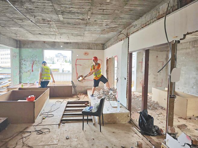 桃園市桃園區、平鎮區各有1件逾20年的老舊5樓公寓在頂樓加蓋違建，經公所查報，屋主卻遲未改善，桃市府建管處派員拆除，展現執法決心。（桃園市建管處提供／蔡依珍桃園傳真）