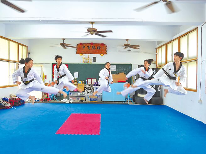 雲林縣虎尾國中跆拳道隊參加「墨西哥國際少年運動會」，拿下2金2銅與第5名，12日舉辦慶功宴，得獎小將示範飛踢。（張朝欣攝）