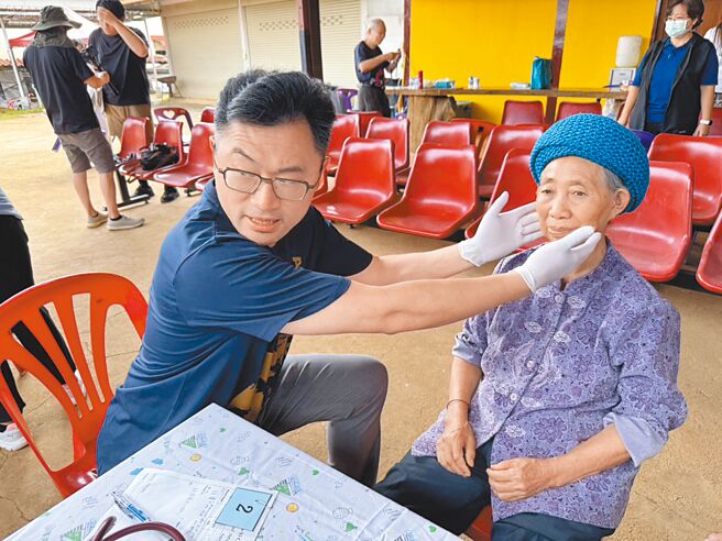 嘉義基督教醫院和泰國清邁McCormick基督教醫院合組醫療團，日前前進醫療資源缺乏的清邁大谷地村進行為期3天義診。（嘉義基督教醫院提供／呂妍庭嘉義傳真）