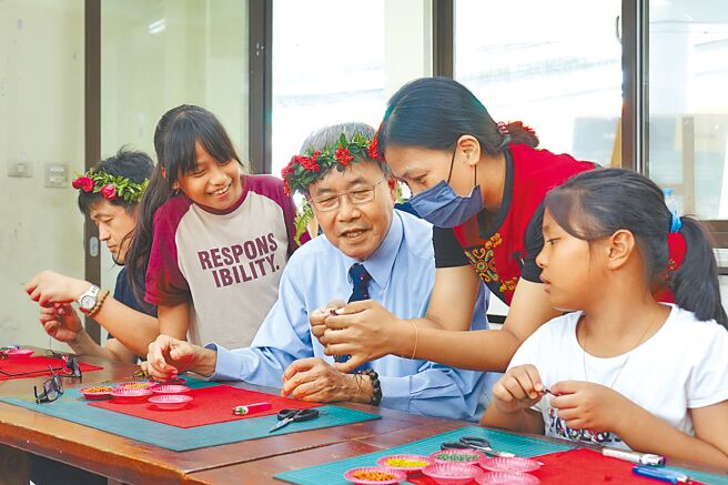 教育部长郑英耀（中）12日在讲师指导下学习原住民串琉璃珠，直呼好难。（罗琦文摄）