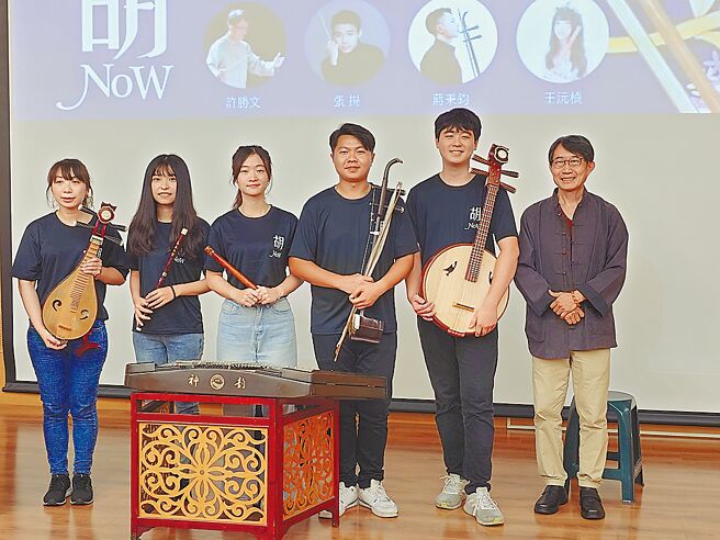 DF現代音樂樂團與馬公高中合辦「胡NOW」國樂演奏會，將於19日登上高雄衛武營國家藝術文化中心演出，12日樂團團長許勝文（右）率領二胡主奏蔣秉鈞（右三）等團員到高雄辦記者會。（任義宇攝）