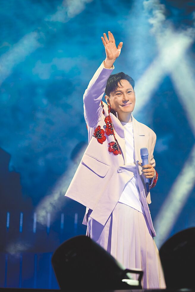 張信哲日前首登烏魯木齊奧體中心體育場舉辦演唱會。（潮水音樂提供）